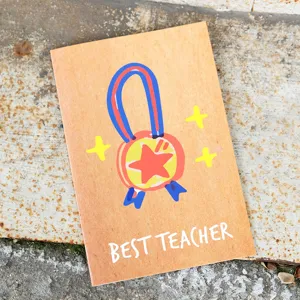 Biglietto ringraziamento festa insegnanti con medaglia a fumetti e testo Best Teacher
