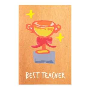 Biglietto d'auguri con trofeo a cartone e testo Best Teacher su trama carta kraft
