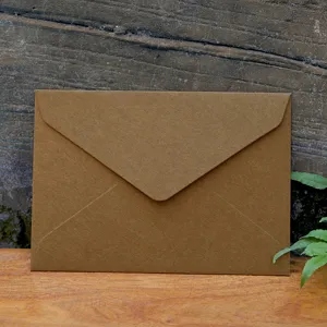 Busta vintage in carta kraft marrone con patta triangolare per inviti e cartoline.