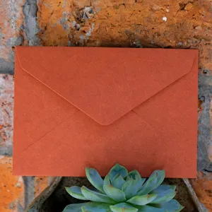 Busta d'invito vintage premium in carta speciale arancione bruciato con patta triangolare
