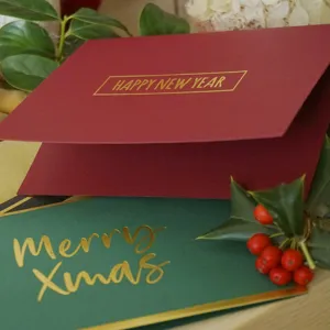 Tarjetas de felicitación de Navidad minimalistas con pan de oro Merry Xmas y Happy New Year