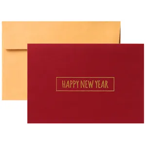 Tarjeta de felicitación roja minimalista con texto Happy New Year en pan de oro