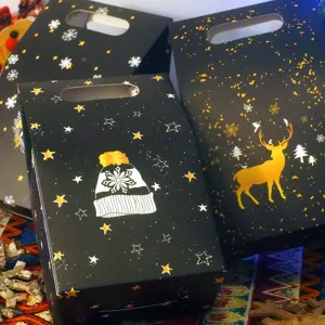 Bolsas de regalo de Navidad con diseños de renos y gorros sobre un fondo de noche estrellada