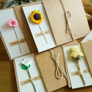 Biglietti d'auguri vintage in carta kraft con fiori secchi e etichette