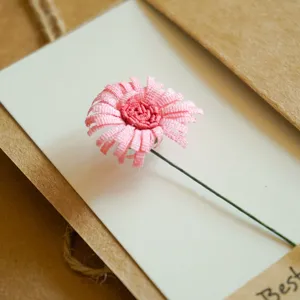 Biglietto d'auguri fatto a mano con fiore rosa e busta in carta kraft vintage per regali