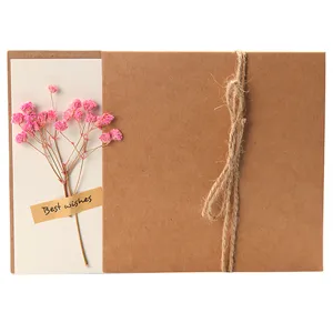 Biglietto d'auguri vintage in carta kraft con fiori secchi rosa ed etichetta Best Wishes
