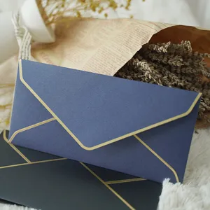 Enveloppe nacrée bleu marine élégante avec bordure géométrique luxueuse dorée