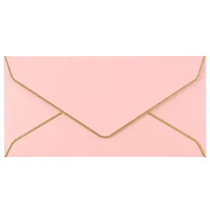 Élégante enveloppe rose nacrée avec bords dorés pour invitations professionnelles