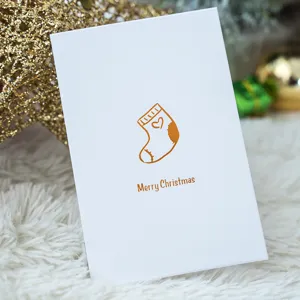 Biglietto di Natale bianco minimalista con calza dorata ed busta inclusa