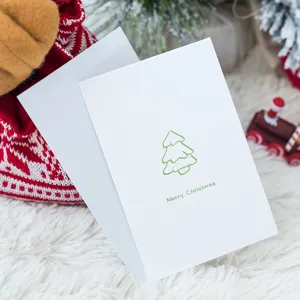 Biglietti di auguri di Natale minimalisti con contorno albero verde e busta