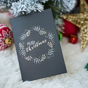 Elegante biglietto di auguri di Natale pieghevole nero con ghirlanda in lamina d'oro