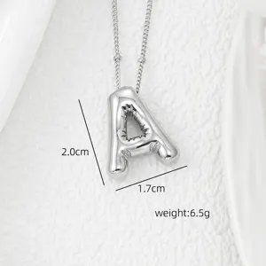 Vue détaillée du pendentif lettre argenté avec dimensions précises et design élégant.