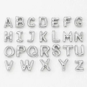 Vue détaillée du pendentif lettre argenté avec alphabet complet pour bijoux hip hop style design.