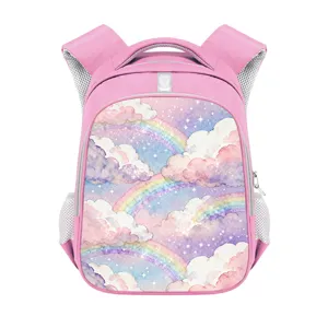 Detailansicht eines rosa Kinderrucksacks mit Regenbogen-Wolken-Druck und Reflektor