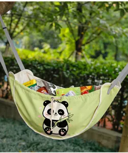 Detaillierte Ansicht der Autositz-Tasche mit süßem Panda-Print und Snacks gefüllt