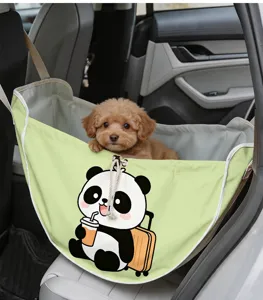 Detailansicht einer grünen Autositztasche für Haustiere mit süßem Panda-Cartoon-Aufdruck