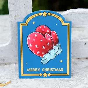 Biglietto di auguri di Natale ad arco con guanti rossi e scritta Merry Christmas