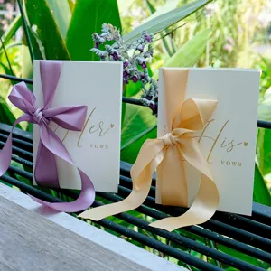 Eleganti biglietti per promesse di matrimonio con lamina d'oro e nastri colorati