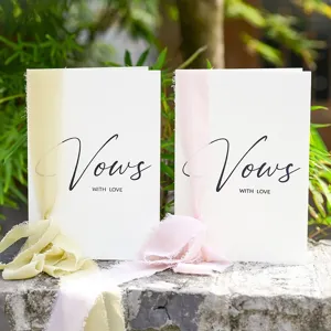 Eleganti biglietti per promesse di matrimonio con nastri di seta e design minimalista