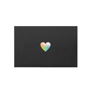 Elegante busta nera in carta perlata con un design a cuore laser iridescente