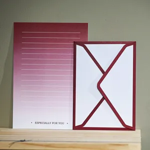 Elegante set di cancelleria con carta bordeaux sfumata e busta bianca