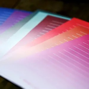 Buste per cartoline minimaliste con sfumature colorate e design a linee bianche eleganti