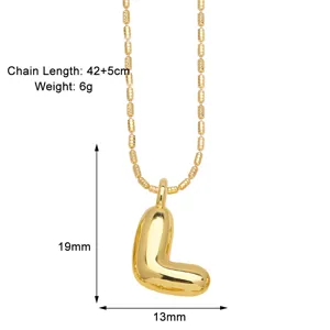 Detailed view of the 18K gold plated puffy letter L pendant necklace with 42+5cm chain length.