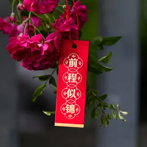 Cartellino rosso per auguri con decorazione in caratteri dorati per muro della scuola