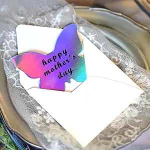 Biglietto festa della mamma a farfalla olografica con busta bianca su pizzo elegante