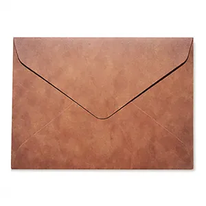 Klassischer dicker Umschlag aus Kraftpapier mit elegantem dreieckigem Klappendesign