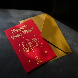 Elegante biglietto d'auguri rosso 2026 Anno del Cavallo con lamina d'oro e busta