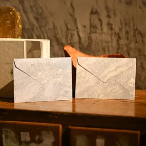 Buste eleganti con motivo marmoreo e texture dorata a rilievo per inviti artistici di nozze
