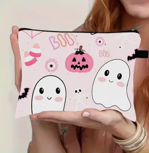 Detailansicht einer rosa Halloween-Tasche mit niedlichen Geister- und Kürbismustern