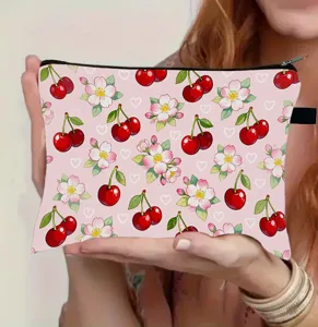 Vista dettagliata di un astuccio di grande capacità con motivo a ciliegie e fiori