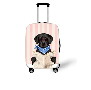 Elastische Kofferhülle mit süßem schwarzen Hund, der Zeitung liest Design