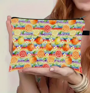 Dettaglio dell'astuccio con motivi a frutta, strisce arcobaleno e chiusura lampo