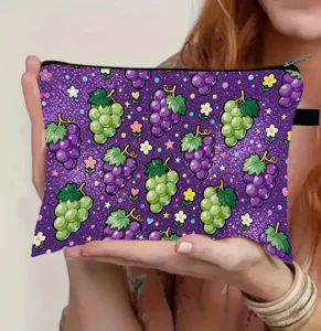 Dettaglio di un astuccio glitter viola con motivo a uva tenuto in mano per mostra