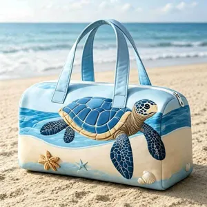 Vista detallada de bolsa de viaje con estampado de tortuga marina en una playa de arena