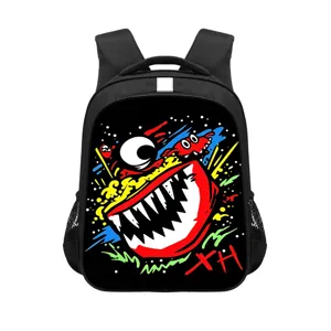 Detailweergave van het levendige graffiti monsterontwerp op een zwarte 14 inch schoolrugzak