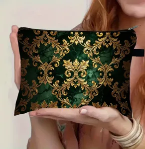 Nahaufnahme der dunkelgrünen Barock-Kosmetiktasche mit goldenen Mustern und Reißverschluss