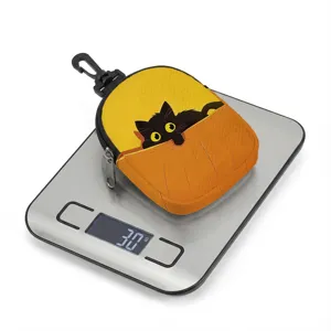 Dettaglio della mini borsa leggera da 30g con stampa gatto nero su bilancia.