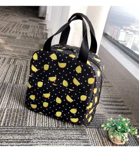 Vista dettagliata della borsa termica nera con stampa limone e pois bianchi