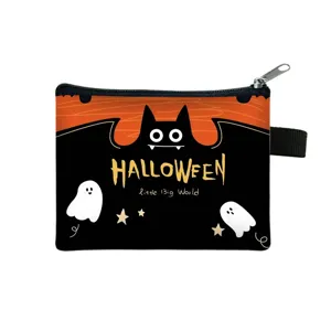 Vue détaillée du porte-monnaie d'Halloween avec motifs de fantômes et chauves-souris.