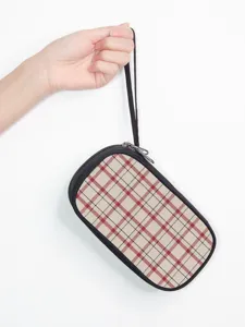 Nahaufnahme einer tragbaren karierten Organizer-Tasche für Kabel in der Hand gehalten