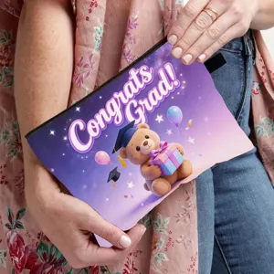 Detailansicht der Abschlusstasche mit niedlichem Teddybären-Print und Sternenmuster