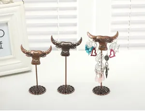 Nahaufnahme der kreativen Stierhorn Ohrringhalter in Vintage-Bronzeoptik zur Dekoration.