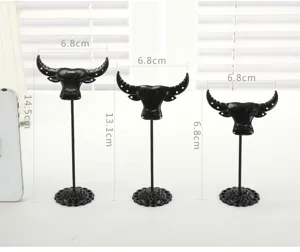 Detailansicht des kreativen Stierhorn Ohrringhalter Sets, schwarzer Metall Schmuckständer.