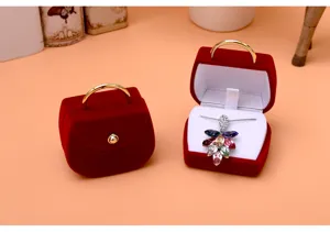 Detailansicht der roten Samt Handtasche Schmuckdose mit farbiger Kristallkette.