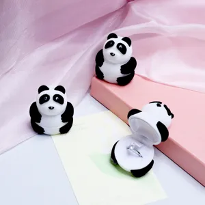 Gros plan détaillé de la boîte à bague panda, matériau floqué pour l'affichage de bijoux.