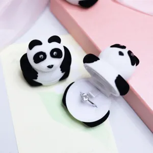 Boîte à bague panda mignon en peluche rangement bijoux pour proposition cadeau.